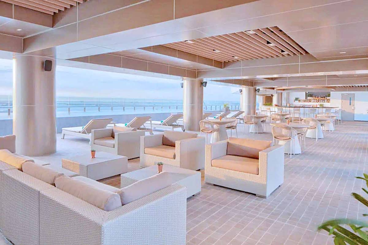 EDGE pool bar.